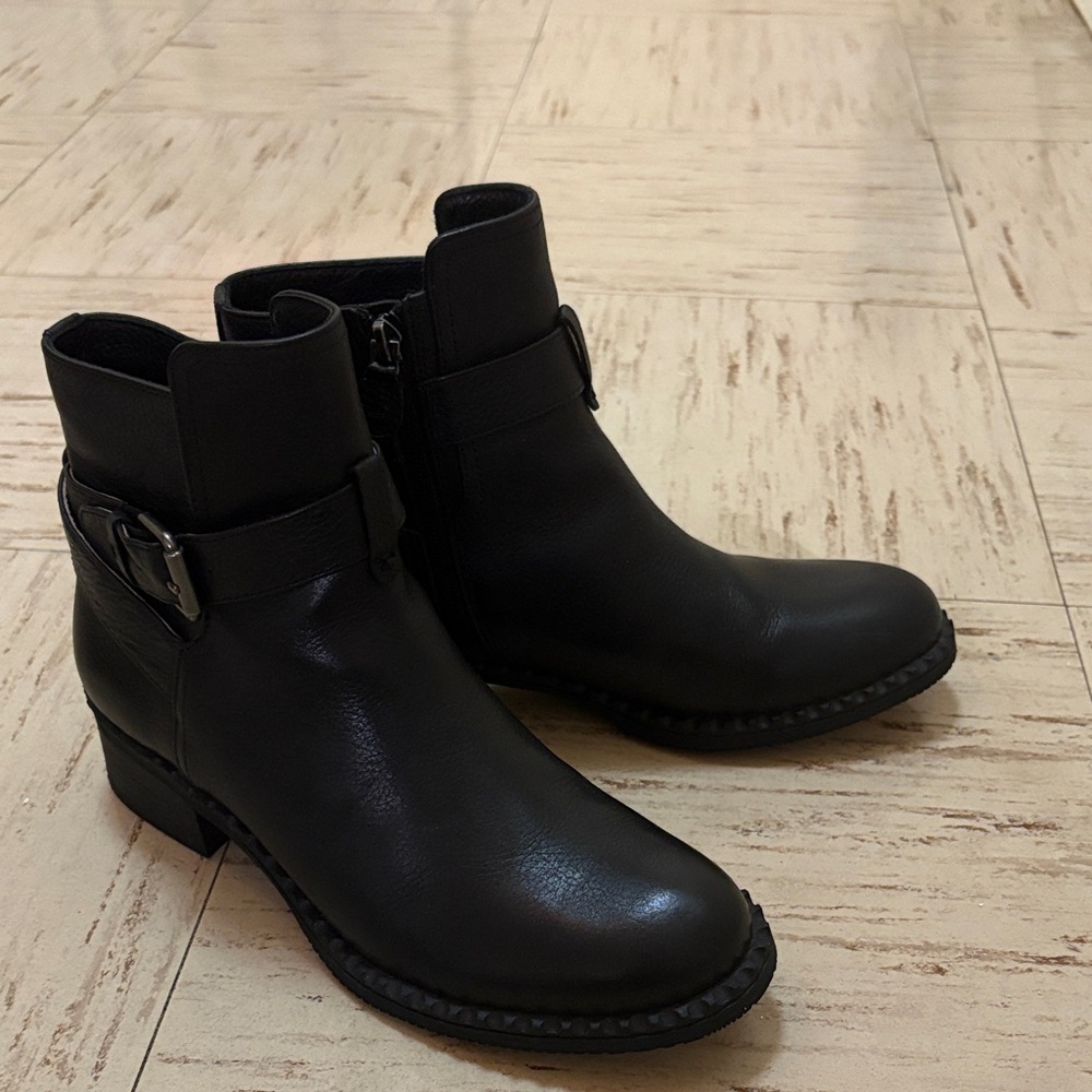 Gentle Souls by Kenneth Cole Black Ankle Boots Size 7M